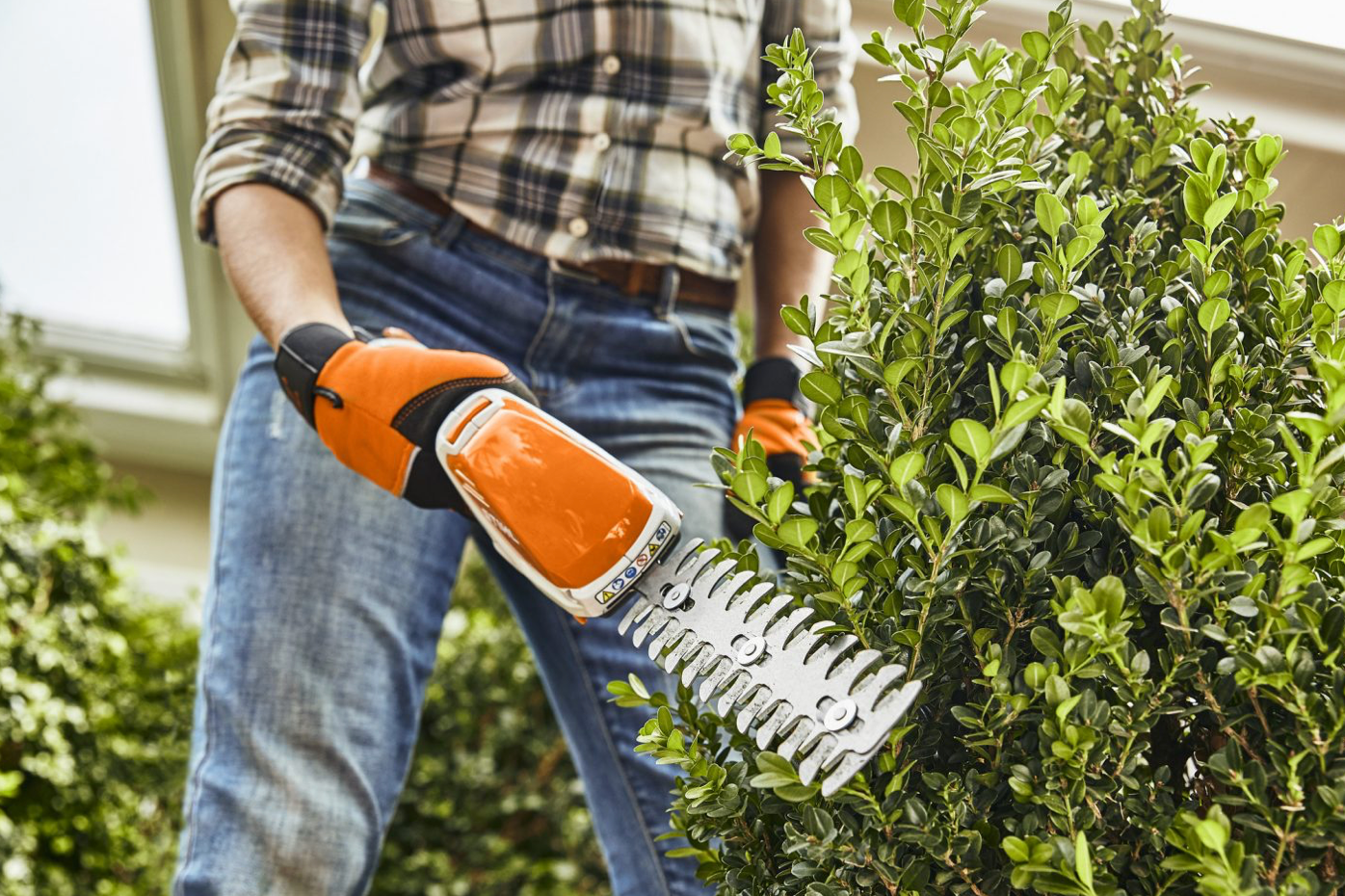 Stihl HSA 26 cordless shrub shears with AS 2 battery and AL 1 charger - 8" blade