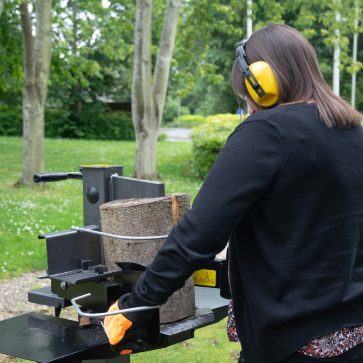 The Handy THLSV7 7 Ton Vertical Electric Log Splitter